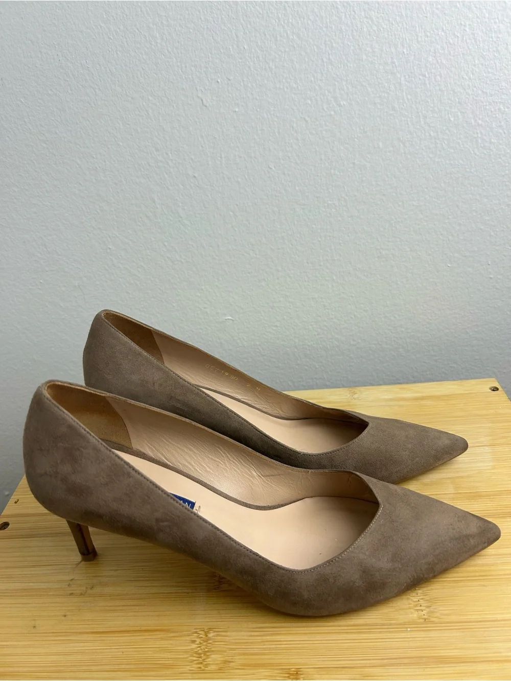 Stuart Weitzman Women’s size 9 Taupe Suede Pointed Pumps Made in Spain